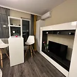 Uni Time Apartment By Lmg